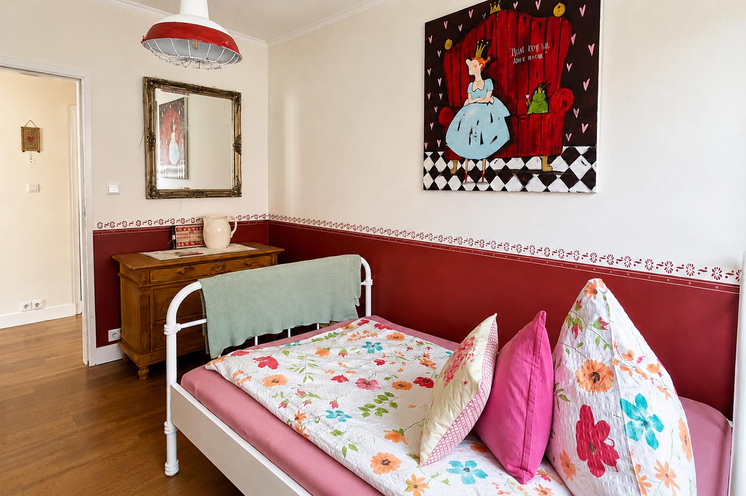 Ein Zimmer wie aus dem Märchen – mit Blümchenkissen, Krönchen an der Wand und genug Platz für kleine Träumerinnen. ??