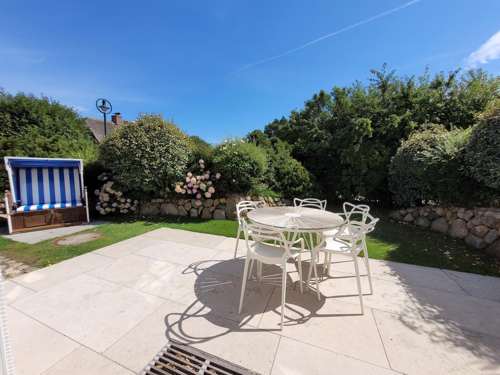 Terrasse mit Strandkorb