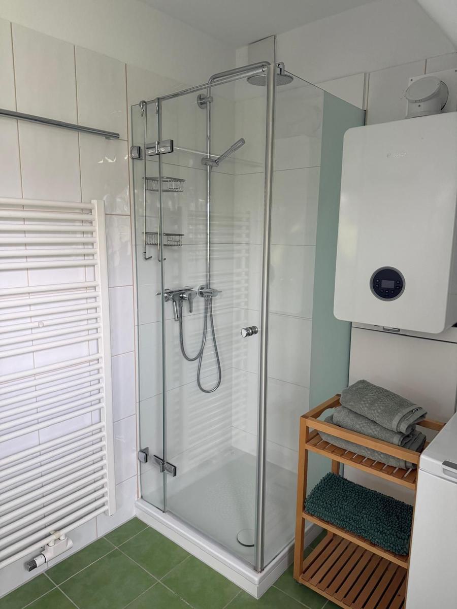 Dusche fast ebenerdig mit Regendusche