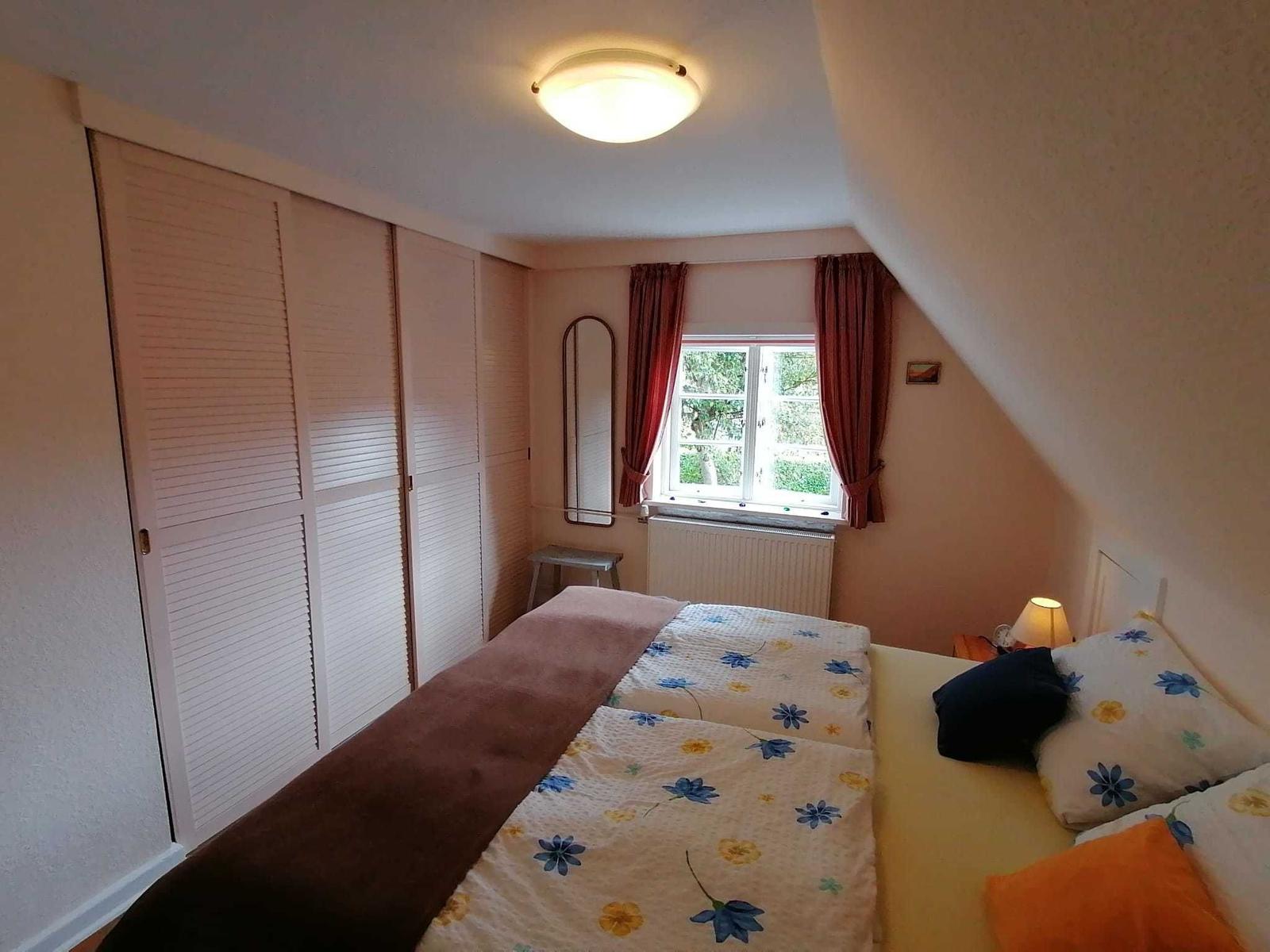 Schlafzimmer mit Doppelbett