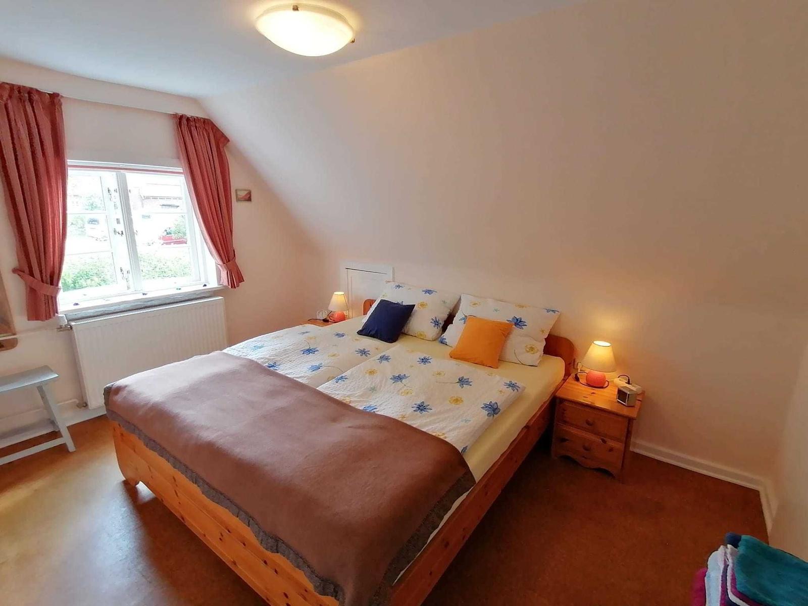Schlafzimmer mit Doppelbett