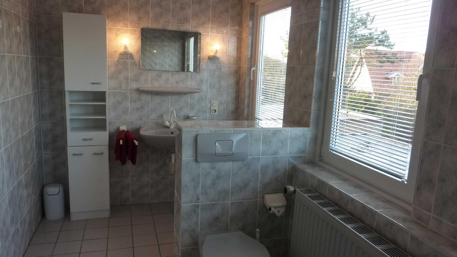 Bad mit Badewanne und Duschvorrichtung / WC