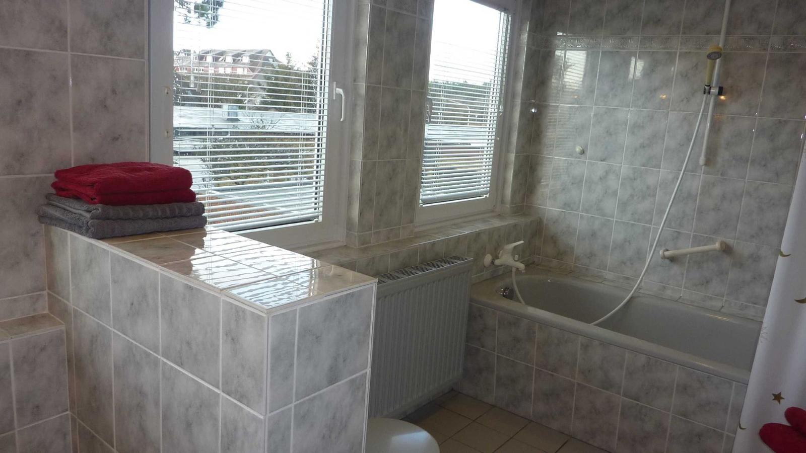 Bad mit Badewanne und Duschvorrichtung / WC