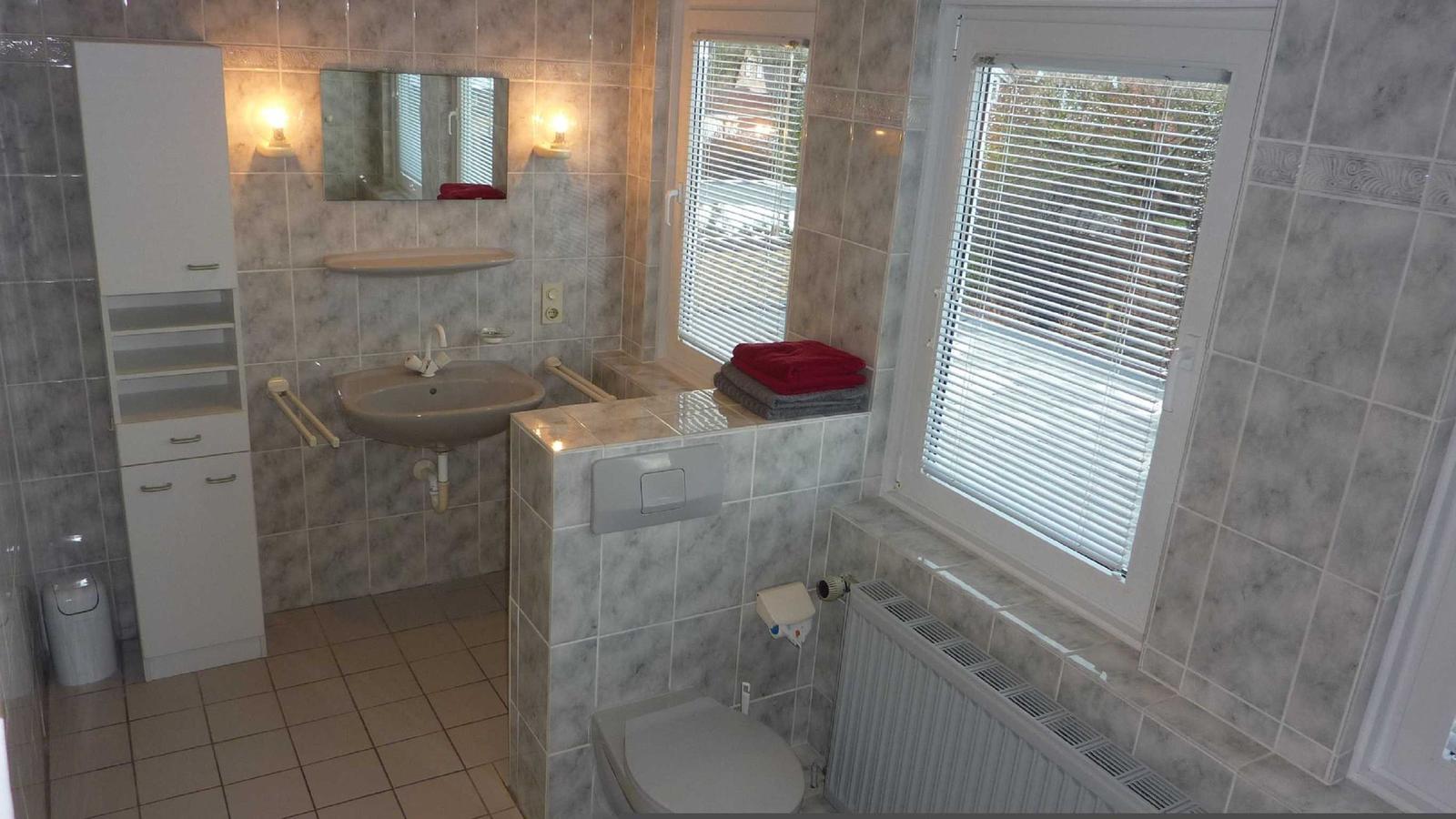 Bad mit Badewanne und Duschvorrichtung / WC