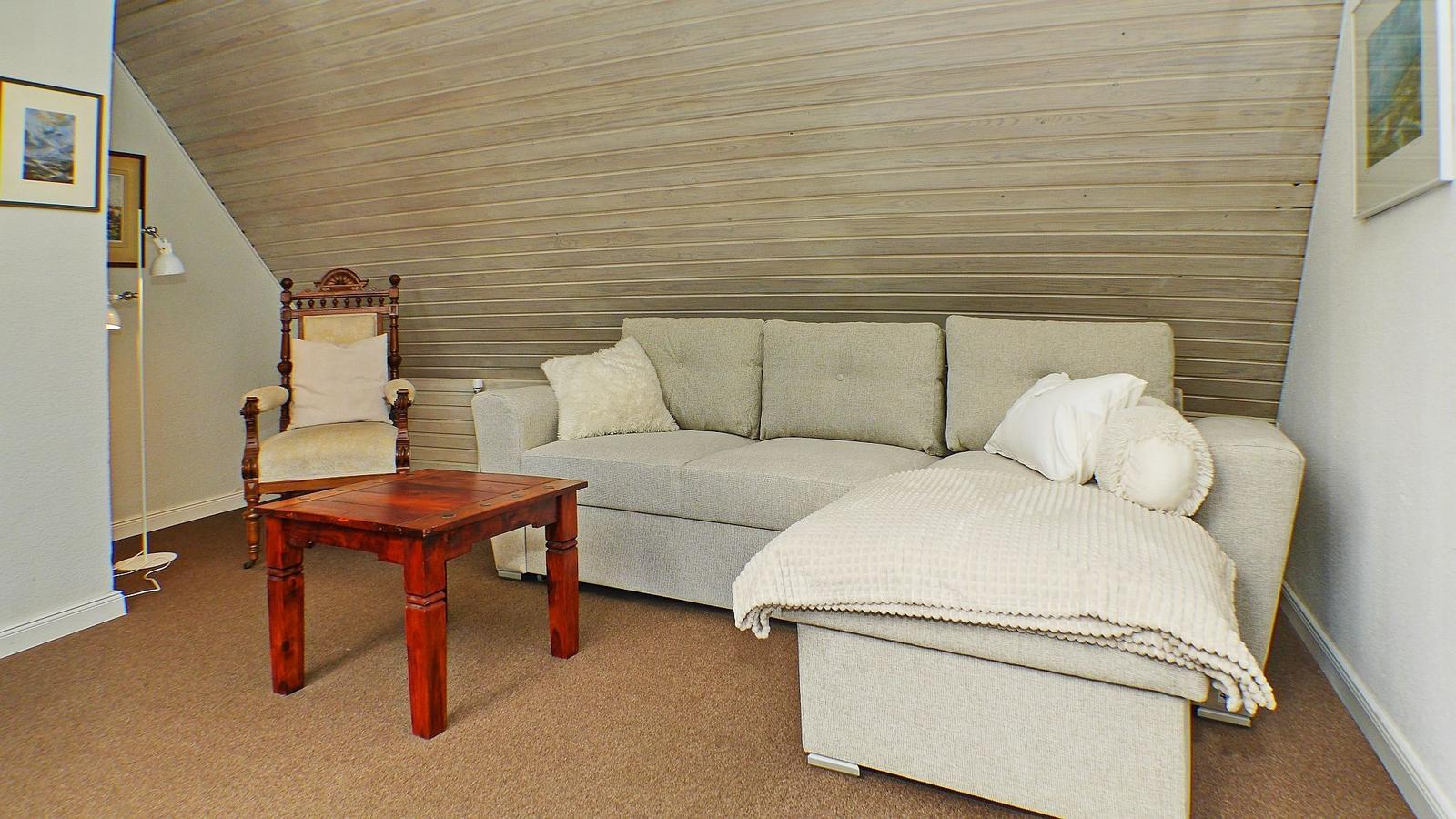 Wohnzimmer mit Couch und Fernseher