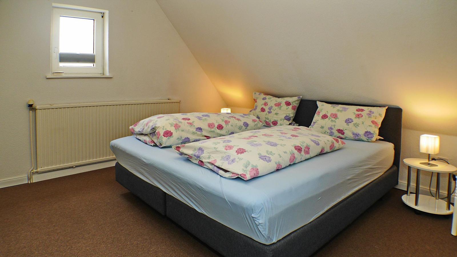 Schlafzimmer mit Doppelbett