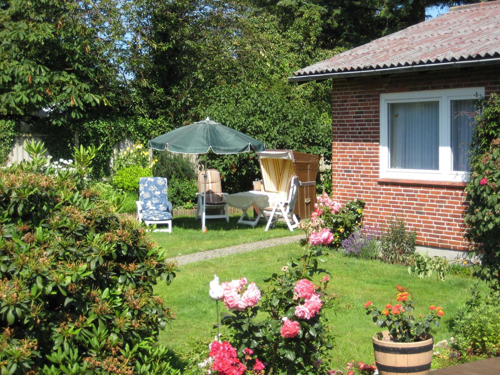 Sitzecke im Garten mit Strandkorb