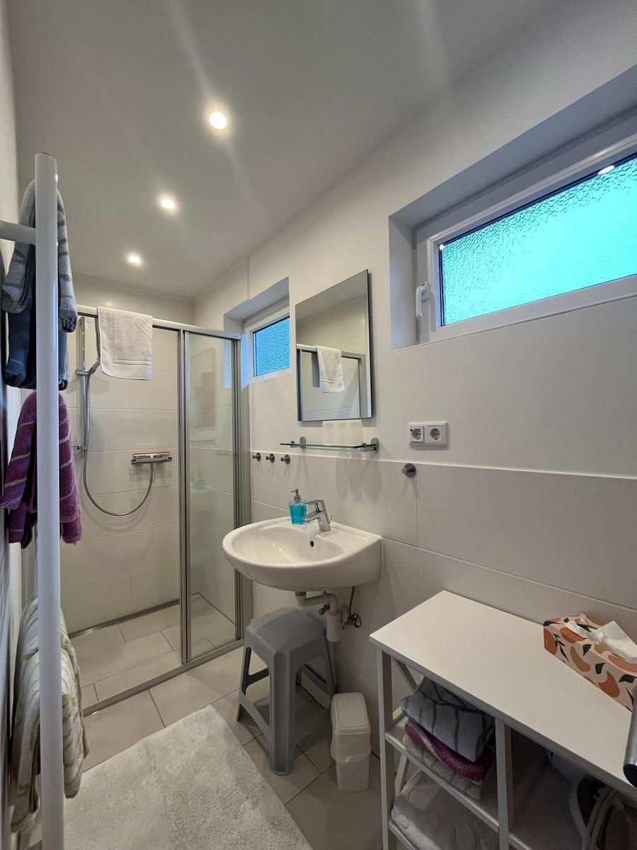 Badezimmer mit Dusche / WC