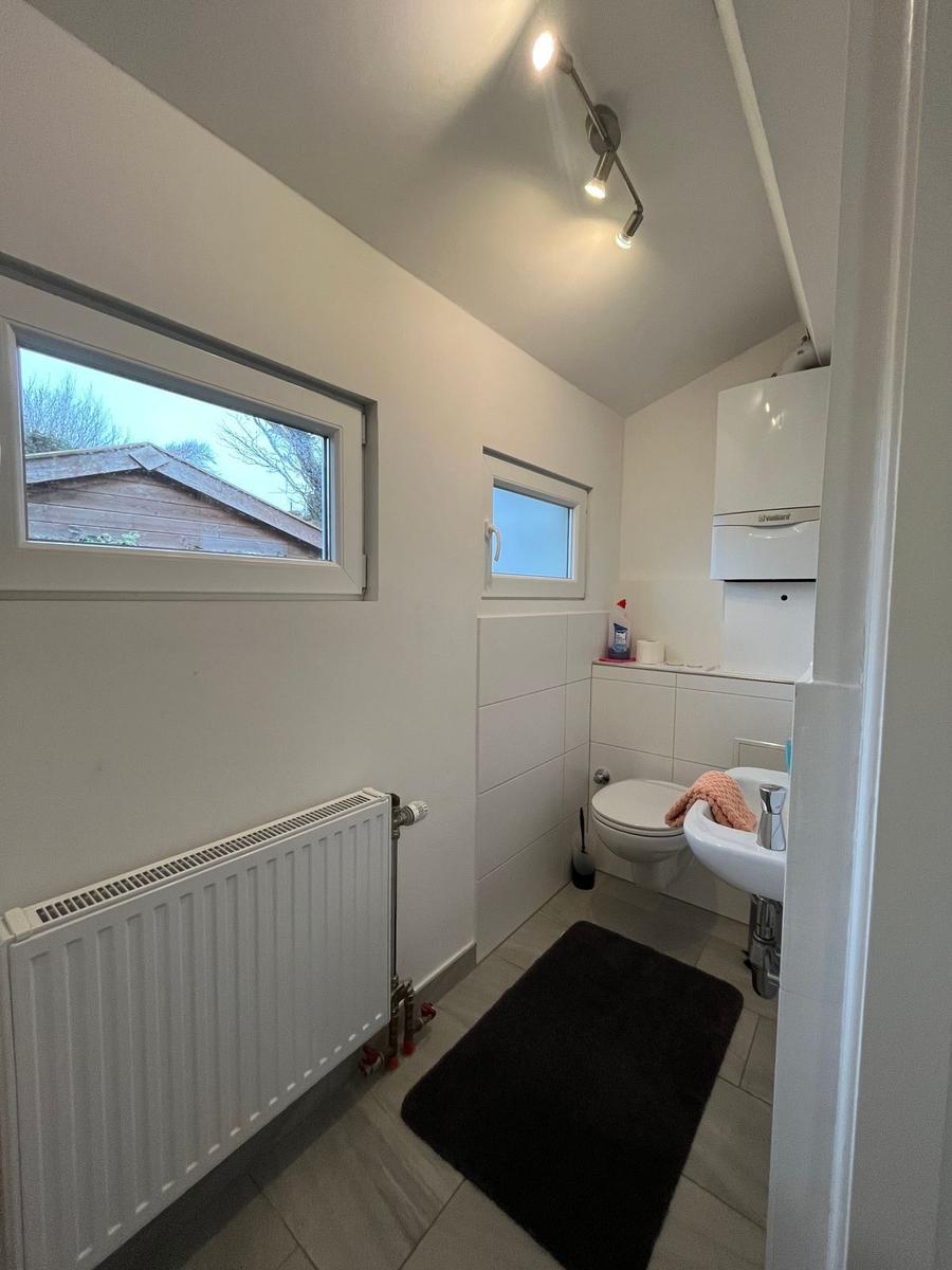 Badezimmer mit Dusche / WC