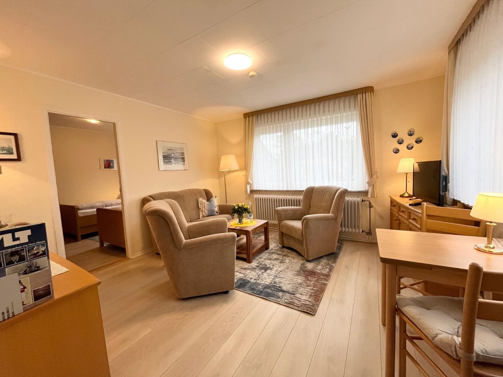 Gemütliches Wohnzimmer mit Sofa und Fernseher