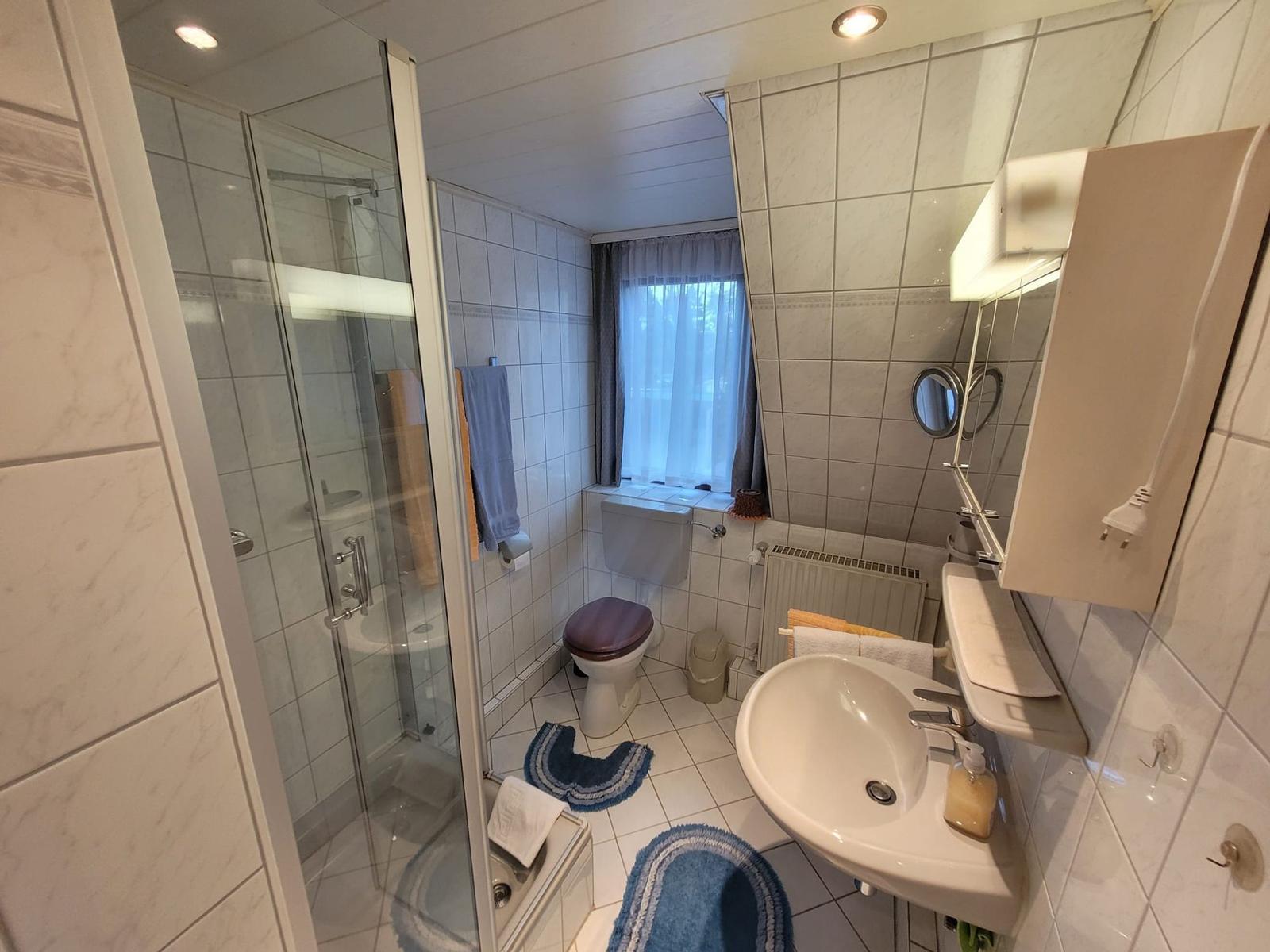 Badezimmer mit Dusche / WC
