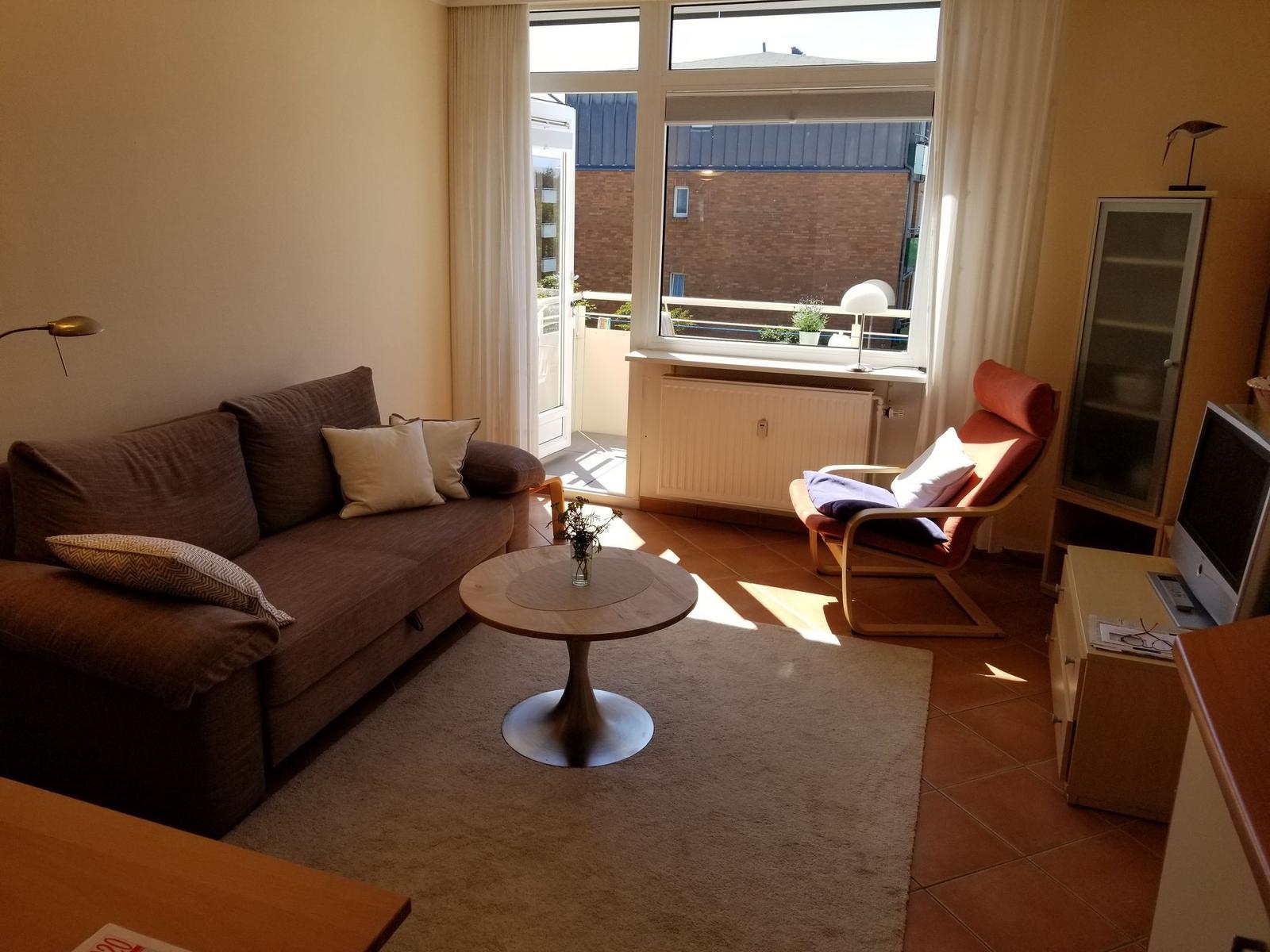 Wohnzimmer mit Couch und Fernseher