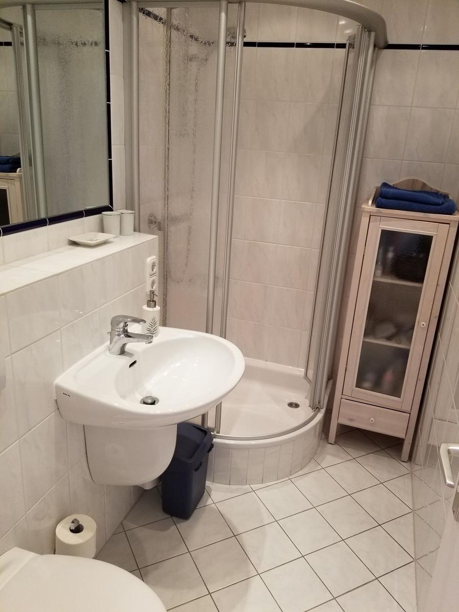 Badezimmer mit Dusche / WC