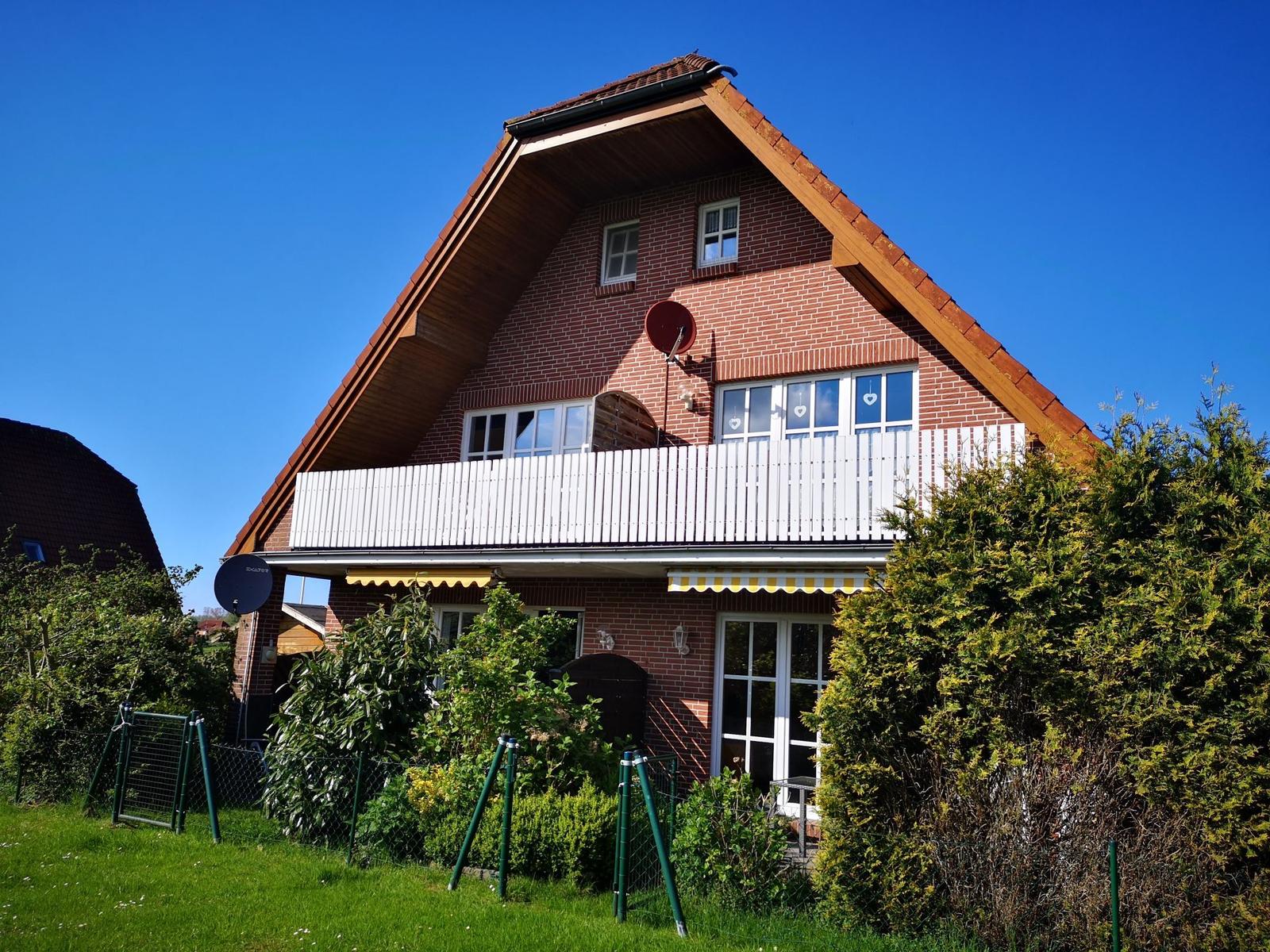 Wohnung mit Schlafzimmer, Bad, Küche und Loggia. Flur und Abstellraum vorhanden.