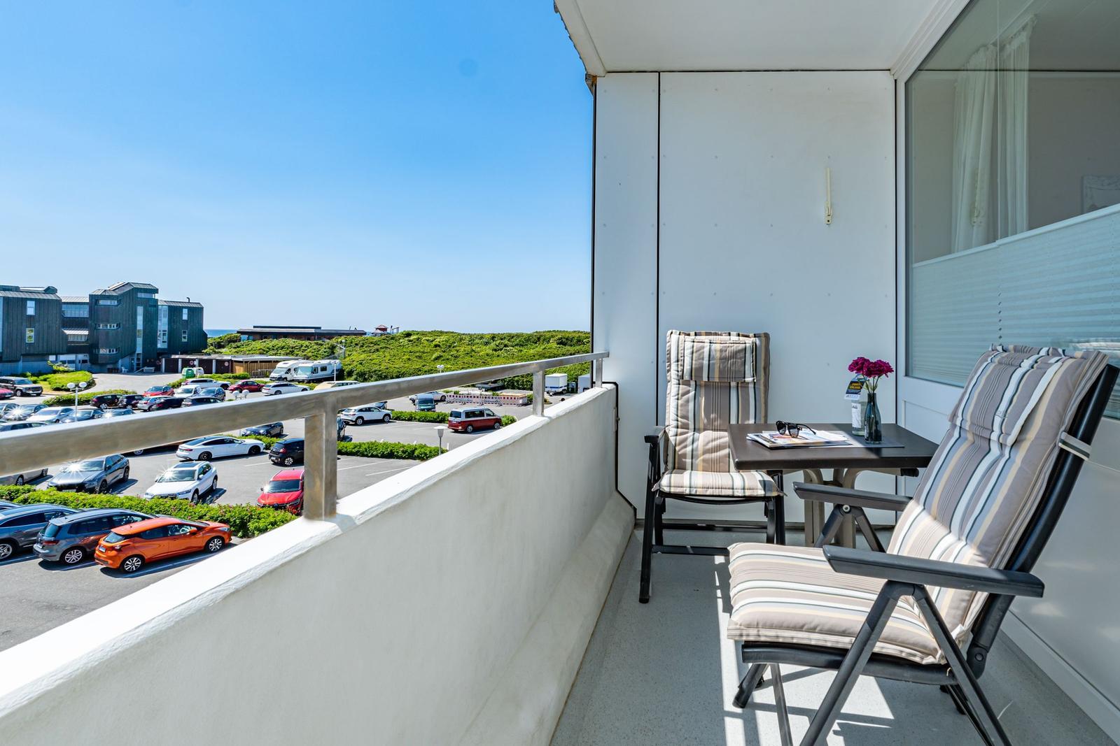 Wohnung mit Wohn-/Schlafbereich, Bad, Flur und Balkon. Flächenangaben eingezeichnet.