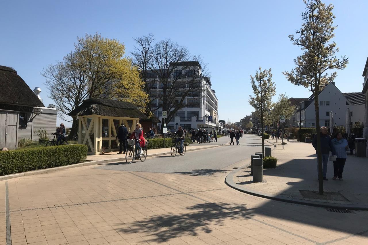 Kinderbereich mit Spielplatz und Strandpromenade unter Bäumen