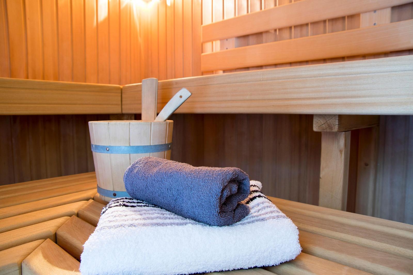 Wohnung mit Küche, Essbereich, Schlafzimmer und Bad. Holzboden und moderne Einrichtung.
