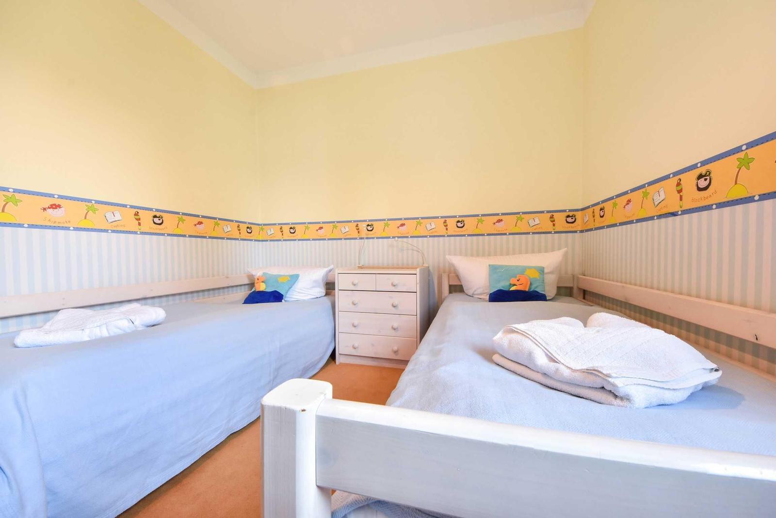 Dies ist die Grundrissansicht einer Ferienwohnung mit Wohn-, Schlaf- und Essbereich sowie Küche und Bad.