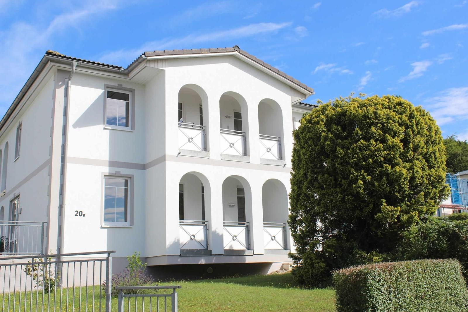 Wohnung mit Küche, Schlafzimmer, Bad und Terrasse. Mit Kompass für Orientierung.