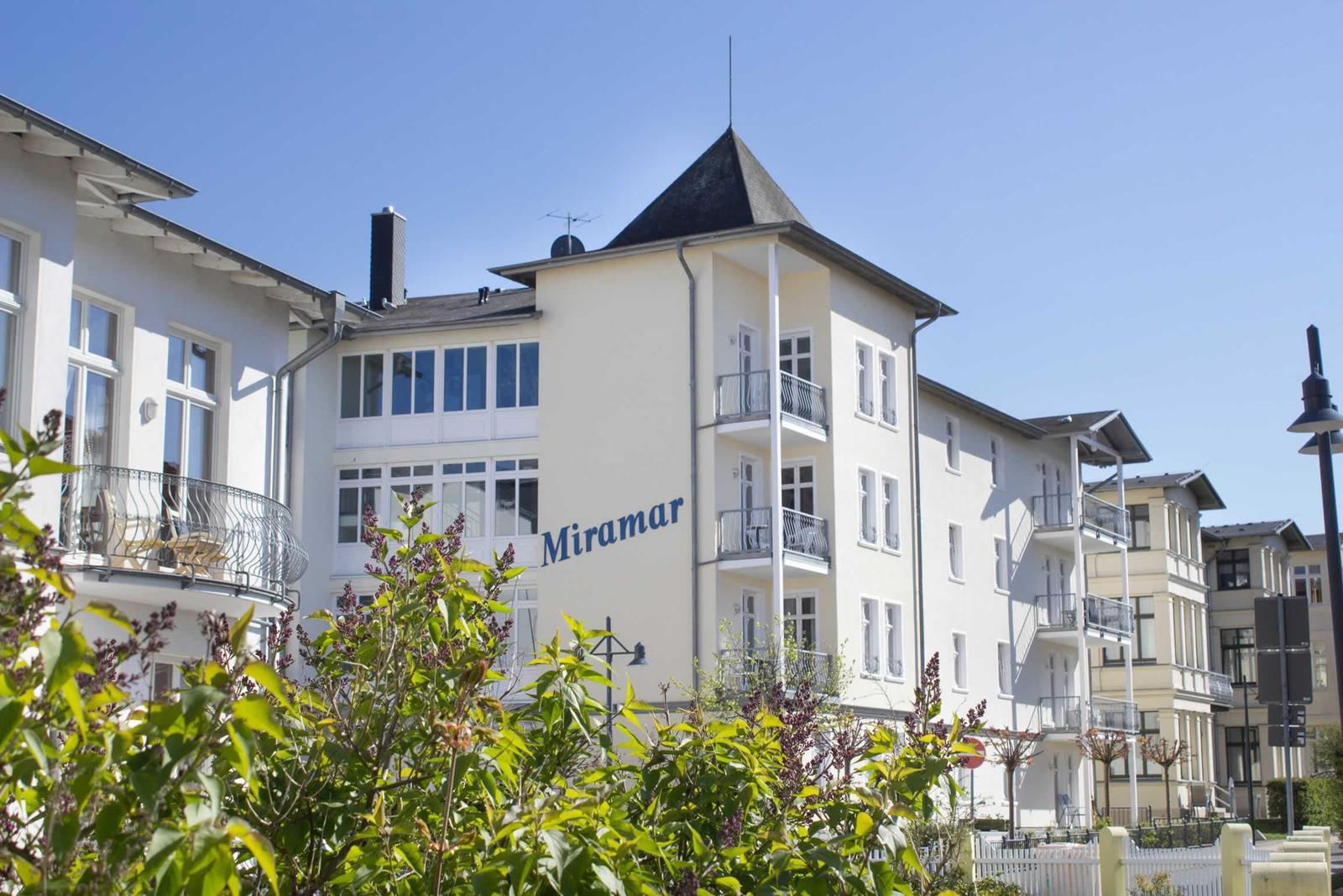 Dieses Apartment hat eine Küche, ein Wohnzimmer, ein Schlafzimmer und ein Badezimmer.