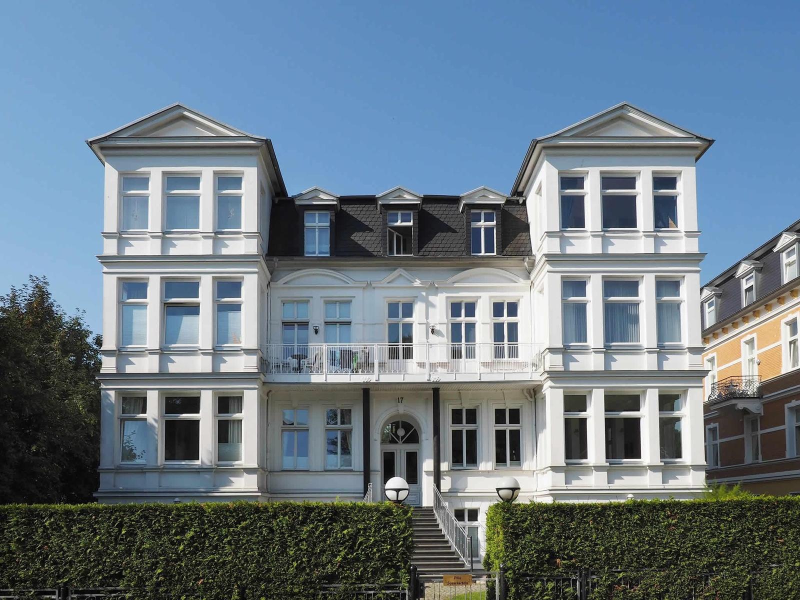 Wohnung mit Küche, Wohnzimmer, Schlafzimmer und Bad. Flur und Badezimmer sind eingerichtet.