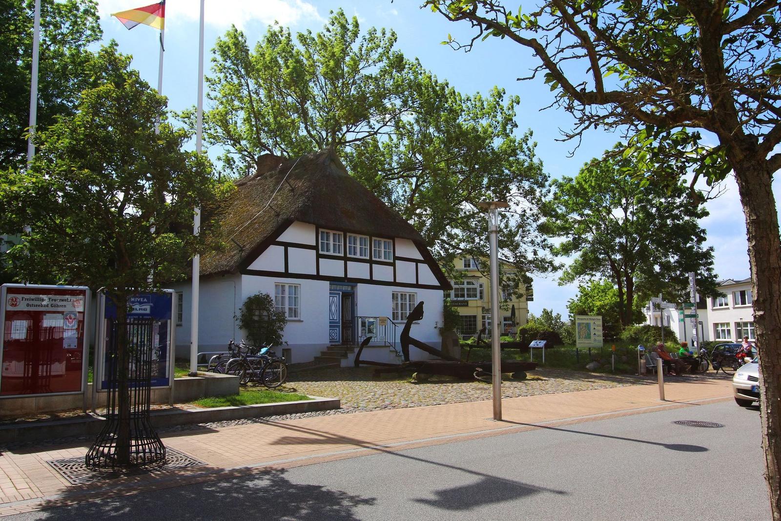 Pavillon mit Tischen und Stühlen entlang eines Stegwegs am Wasser