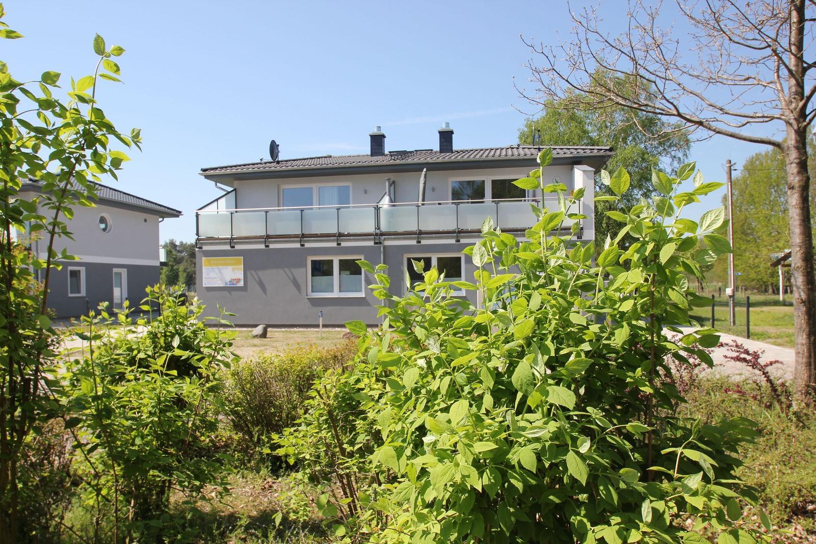 Strandhaus Rügen mit Blick auf Badestrand und Grünflächen