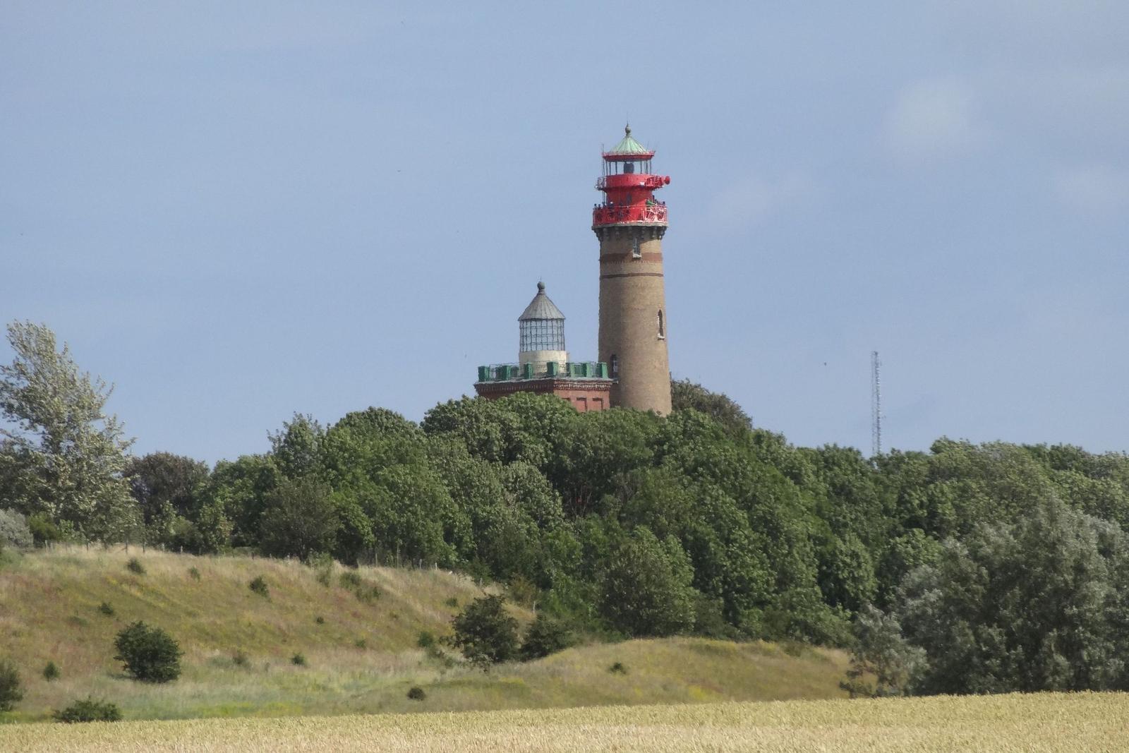 Sonnenuntergang über dem Meer mit Dünen und Strandgras im Vordergrund.
