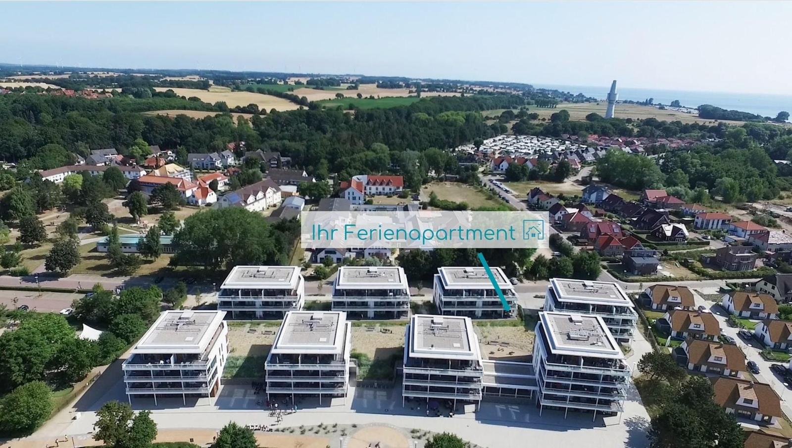 Wohnung mit zwei Schlafzimmern, Küche, Wohnbereich und Terrasse.