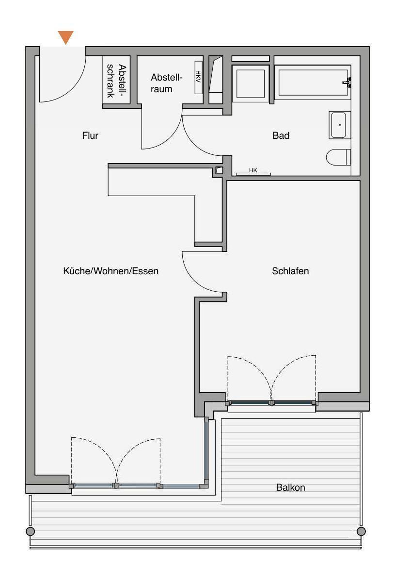 Schlafzimmer mit Balkonblick, Bett, Fernseher und Tisch mit Getränken.