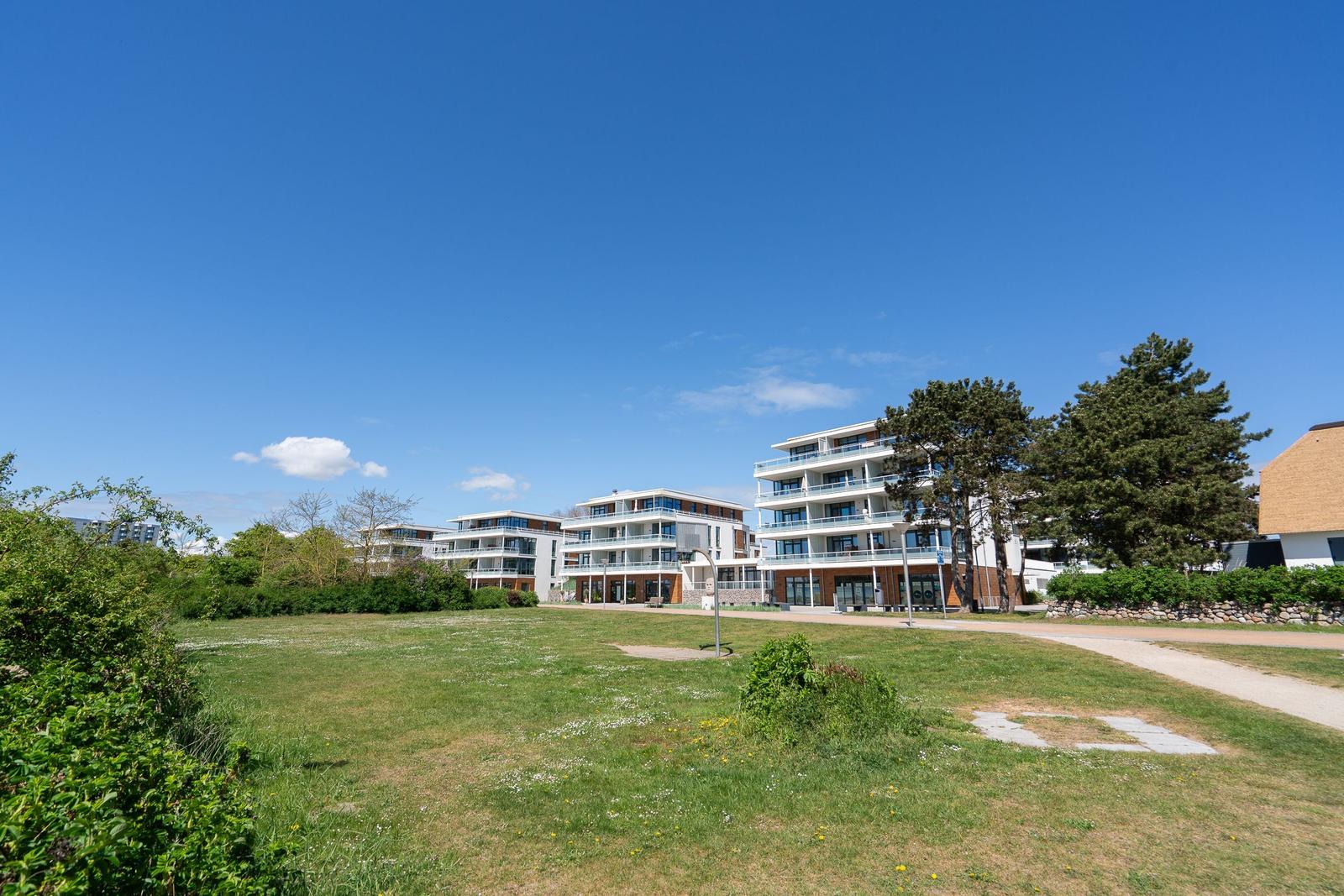 Modernes Ferienapartment in einer Wohnanlage mit Blick auf die Landschaft und den Horizont.