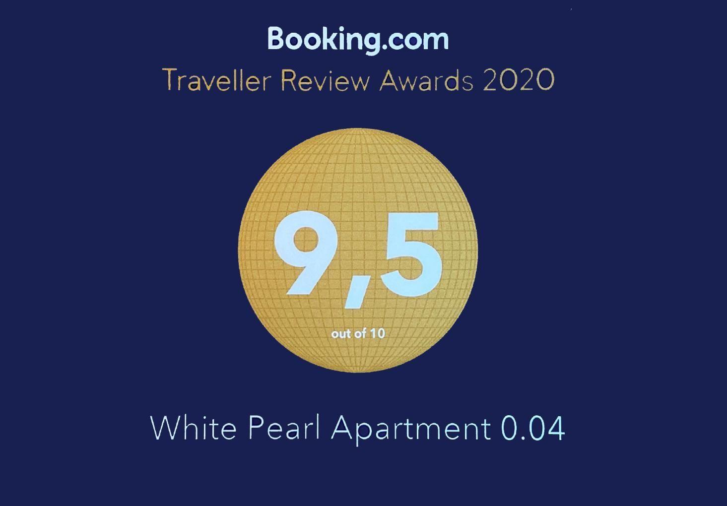 Wohnung mit zwei Schlafzimmern, Sauna, Bad und Terrasse. Flur, Wohnen/Essen und Balkon.