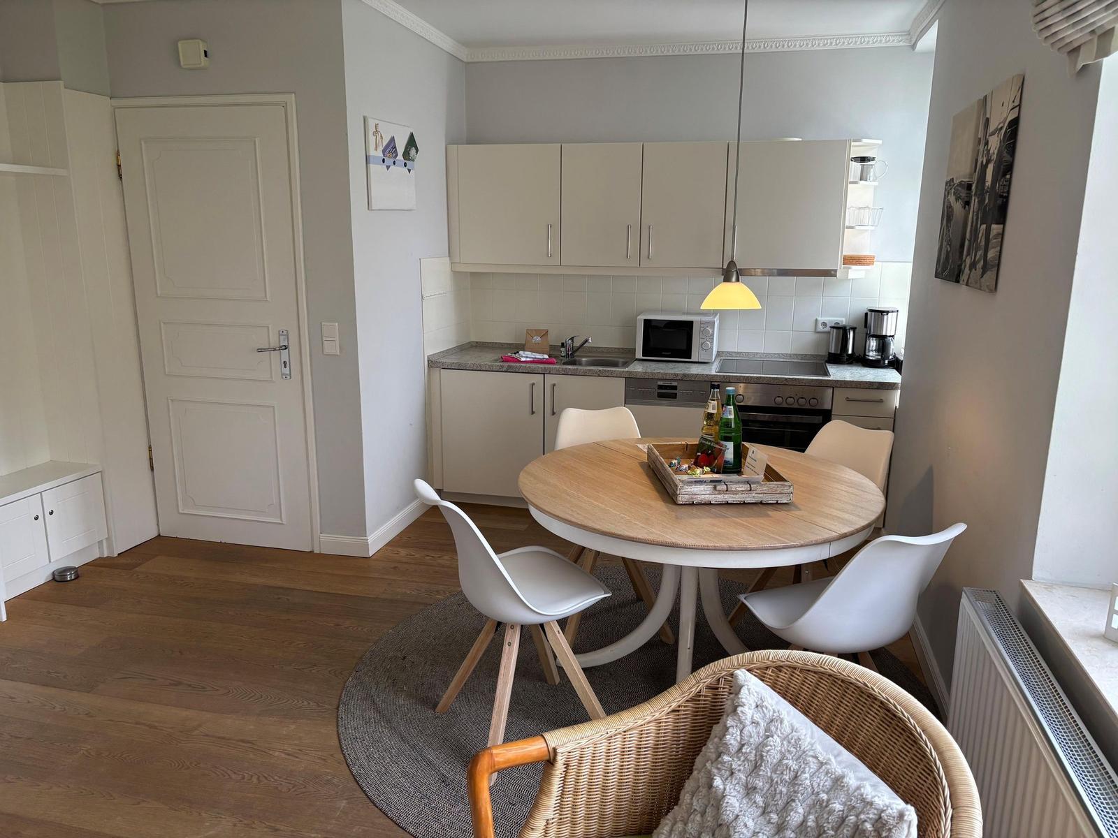 Dieses Apartment hat eine Küche, Wohnbereich, drei Schlafzimmer und ein Bad.