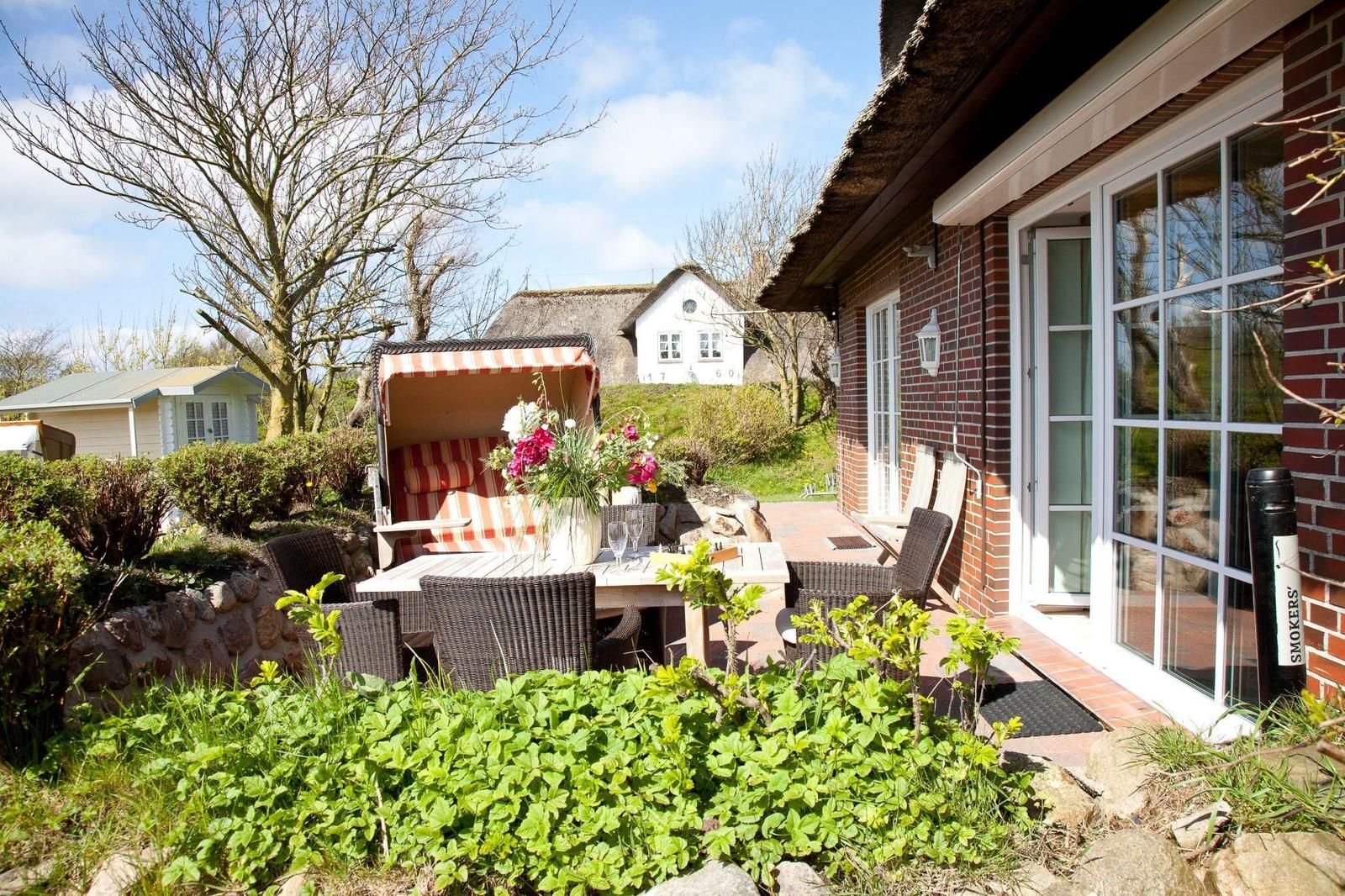 Wohnung mit Küche, Bad, Terrasse und Garten. Eingang und Abstellraum vorhanden.