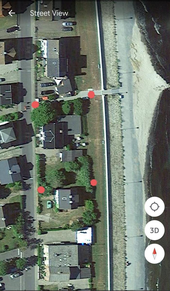 Ein kleines Haus mit Garten und Baum unter blauem Himmel.