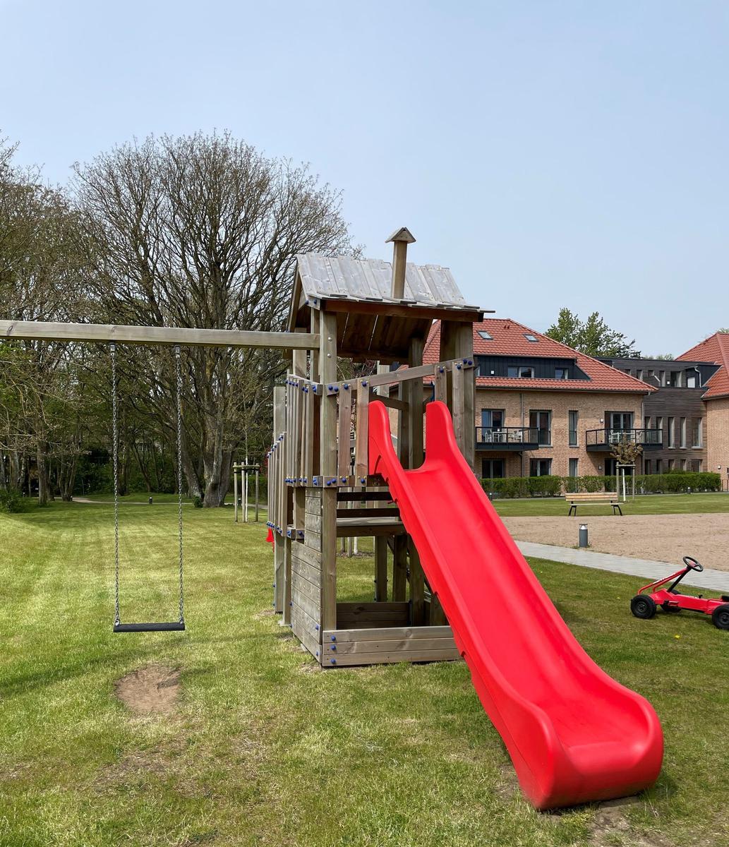 Wohnung mit Schlafzimmer, Bad, Küche und Terrasse. Zugang über Flur mit Rollstuhlgang.