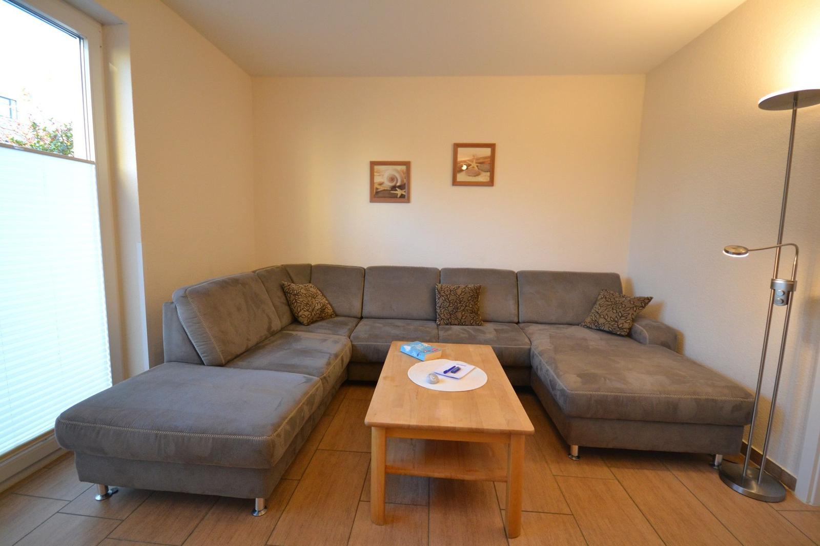 Schlafzimmer mit elektrischem Bett, kleinem Fenster und Wandfernseher.