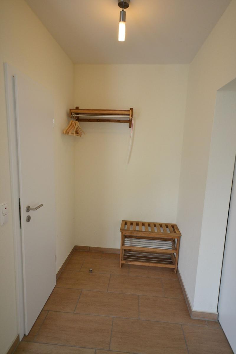 Handgezeichnete Grundrisszeichnung einer Wohnung mit zwei Schlafzimmern, Küche und Wohnbereich.