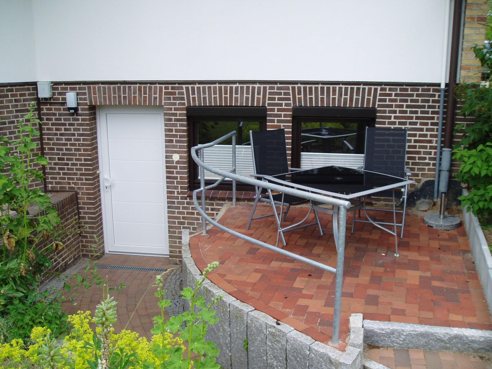 Handgezeichnetes Grundrissbild einer Wohnung mit Küche, Wohnzimmer, Schlafzimmer und Bad.