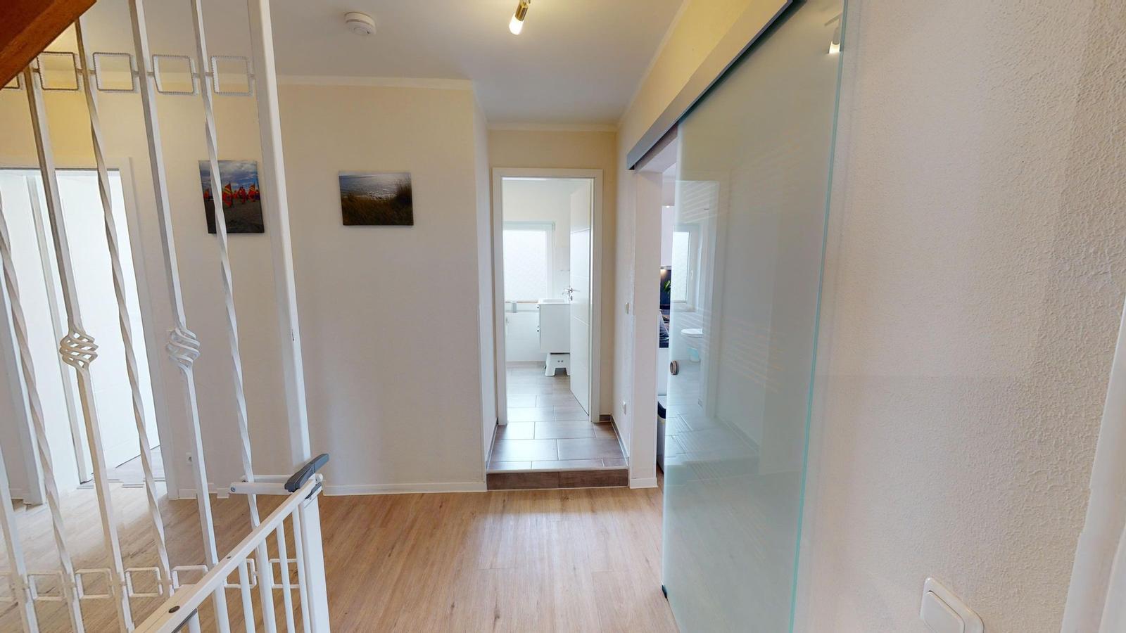 Übersicht über die Wohnung mit mehreren Schlafzimmern und einem Wohnbereich.