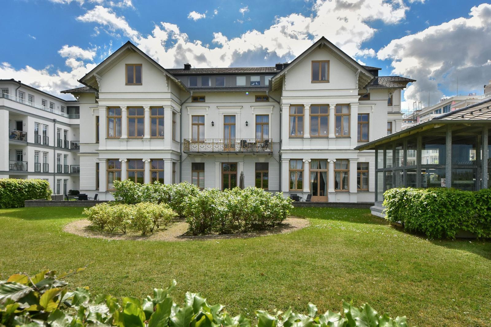 Dieses Apartment hat zwei Schlafzimmer, ein Wohnzimmer, eine Küche und ein Bad.