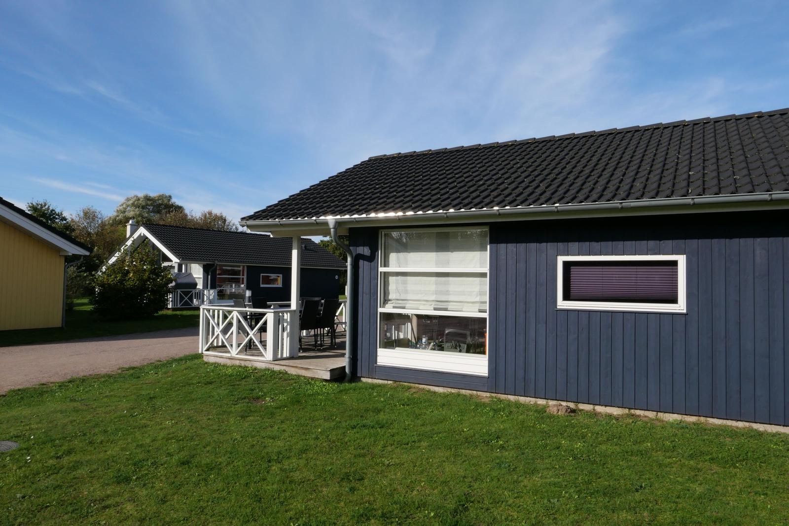 Grundriss von Haus A mit Wohn- und Esszimmer, Küche, zwei Schlafzimmern, Bad und Terrasse.