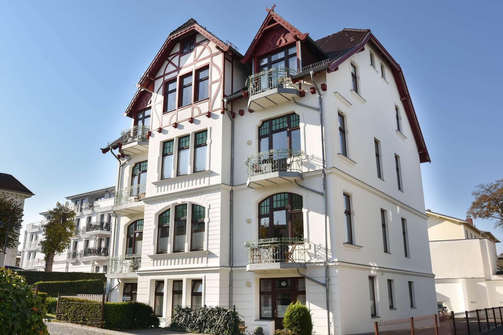 Ein modernes Apartment mit Küche, Wohnzimmer, Schlafzimmer und Bad.