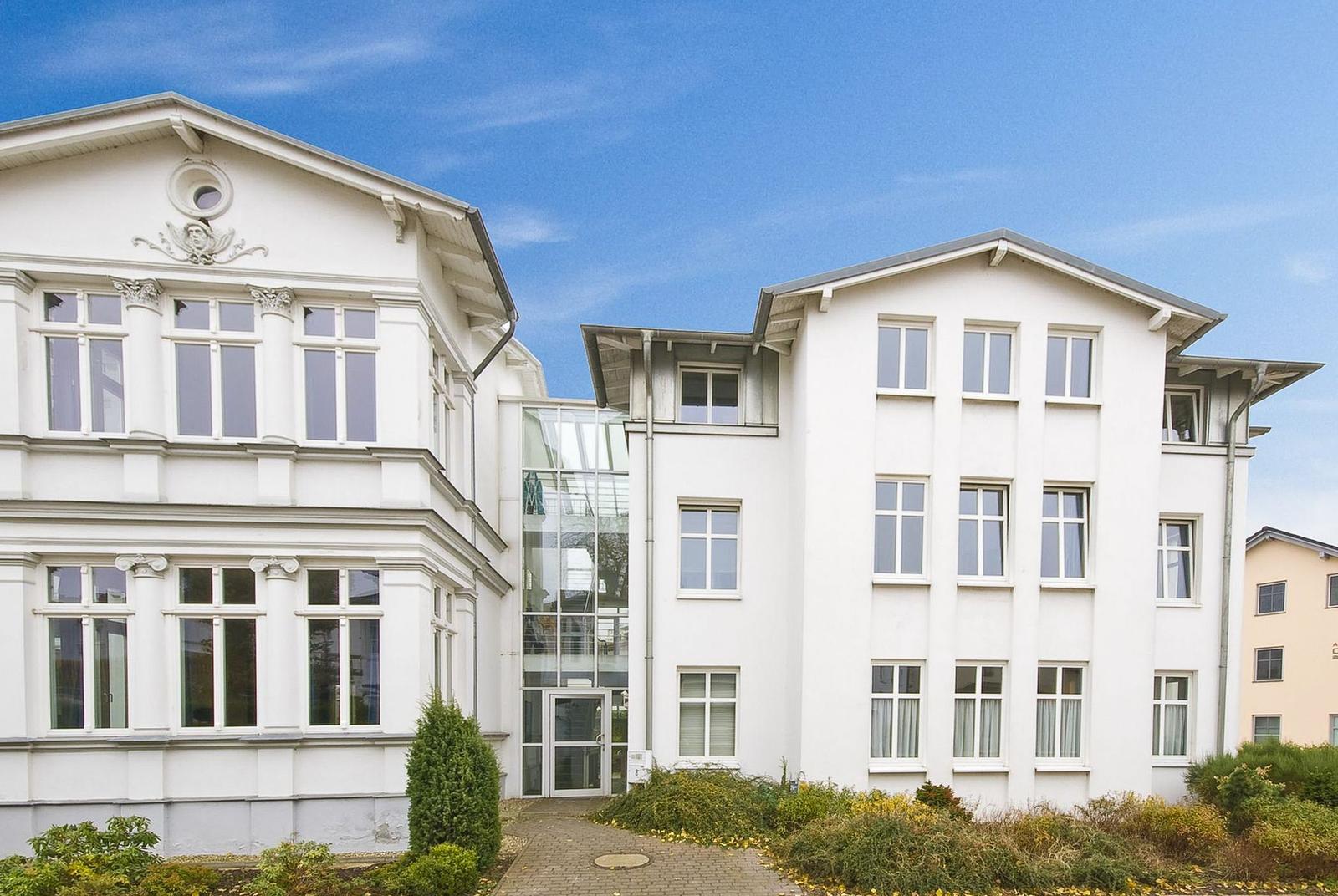 Wohnung mit drei Schlafzimmern, Küche, Bad und Wohnbereich. Kompass und Vogellogo im Bild.