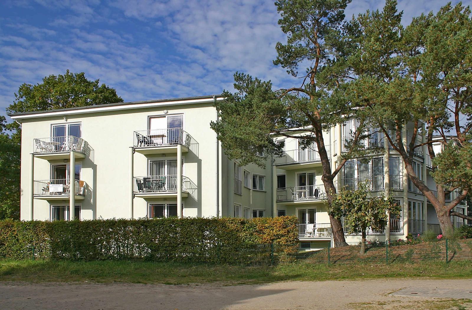 Park mit Brunnen und Bäumen neben Strand und Meer