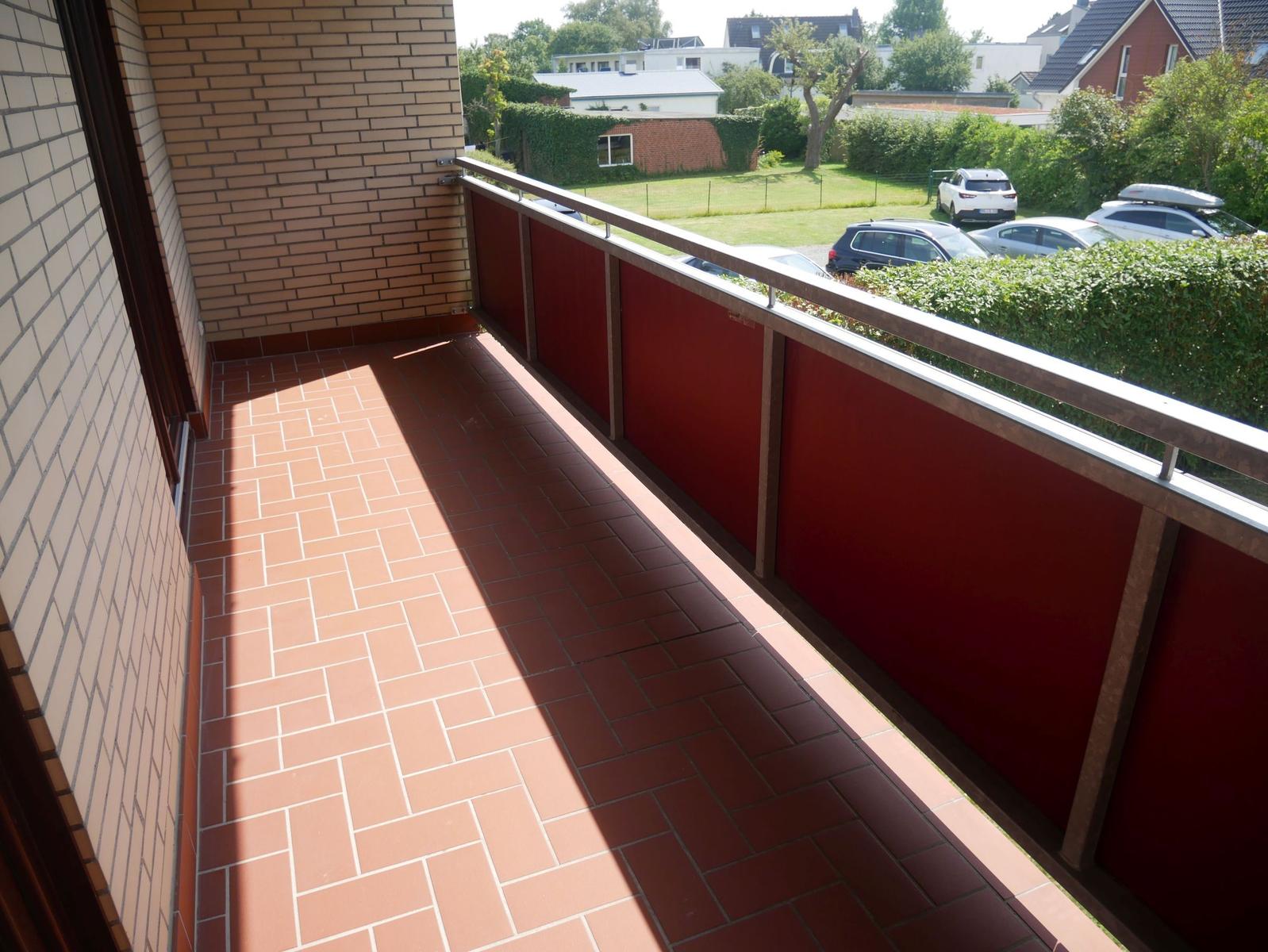 Zimmer mit Doppelstockbett, Fenster und Tisch