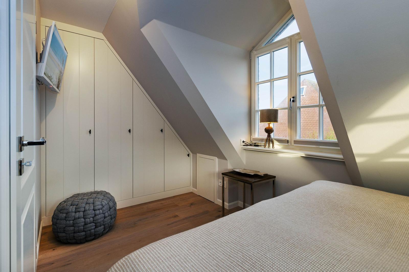 Holzgetreppe mit Geländer, Wandbild und beleuchteter Ecke