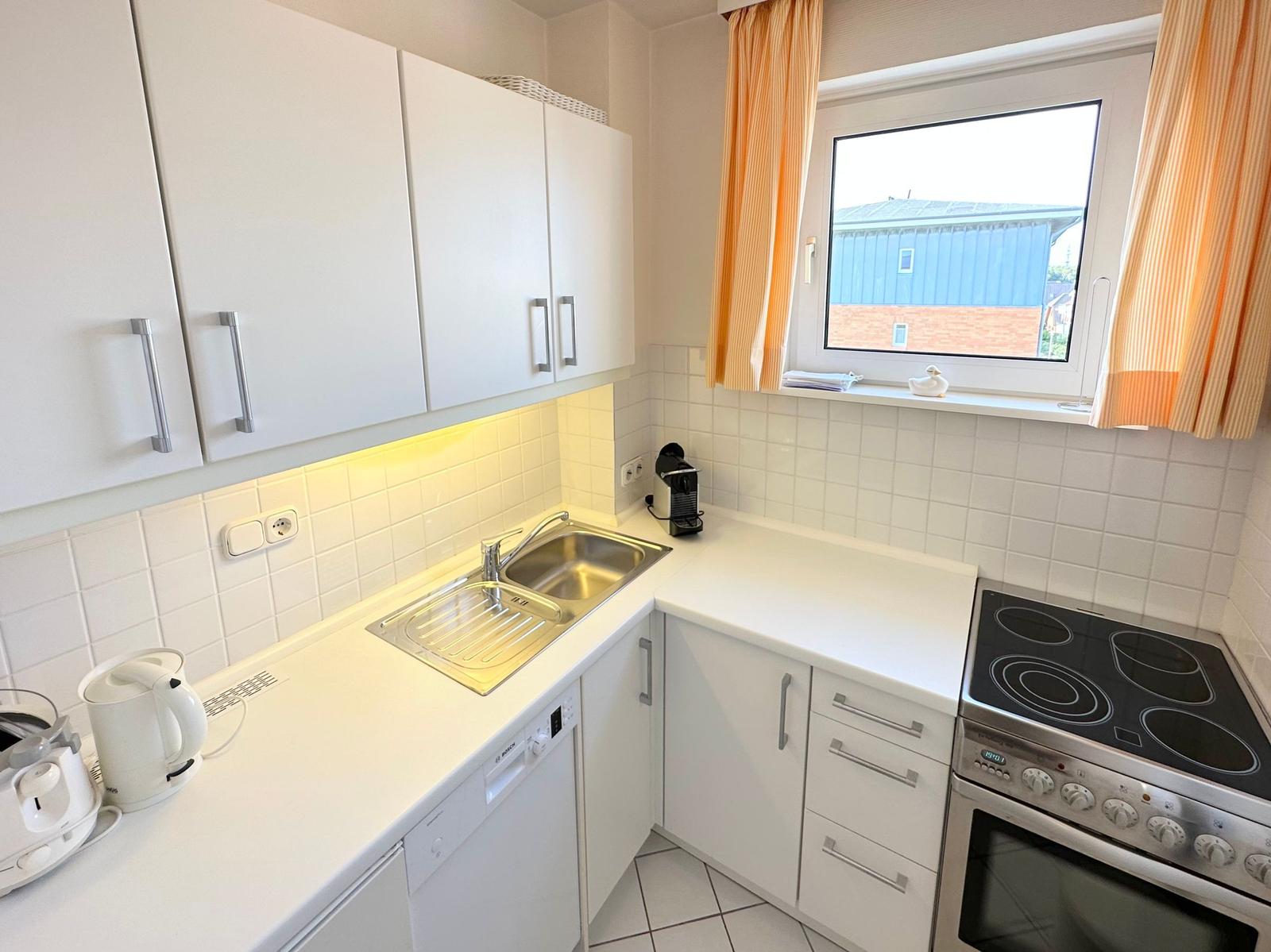 Zimmer mit zwei Betten, Holzschränken und Fensterblick.