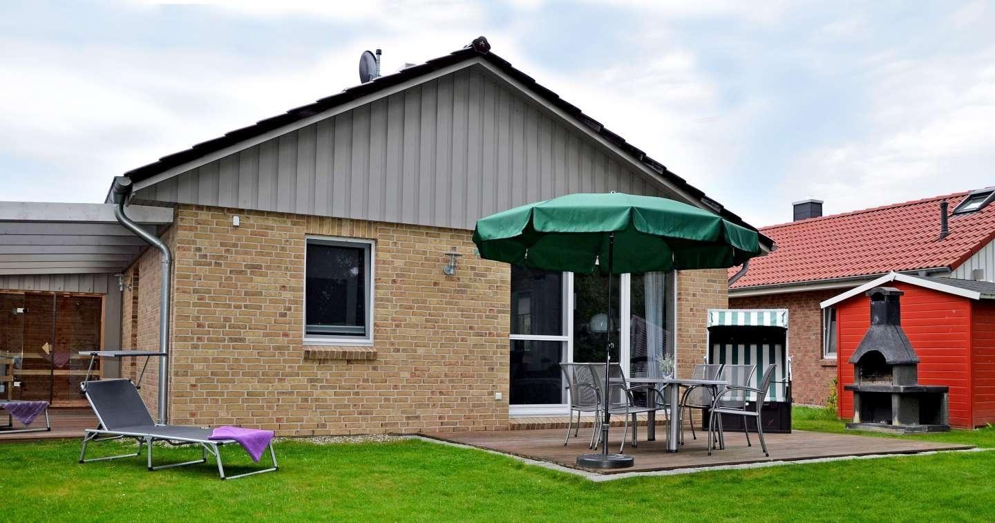 Dieses Haus hat zwei Schlafzimmer, eine Küche, ein Bad und eine Terrasse.