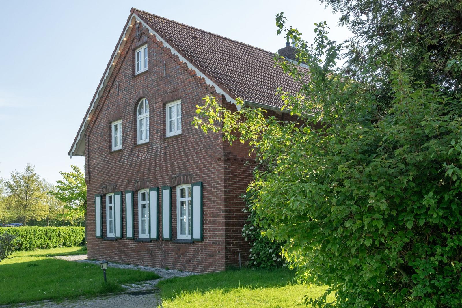 Die Wohnung hat eine Küche, Essbereich, Schlafzimmer und Bad.